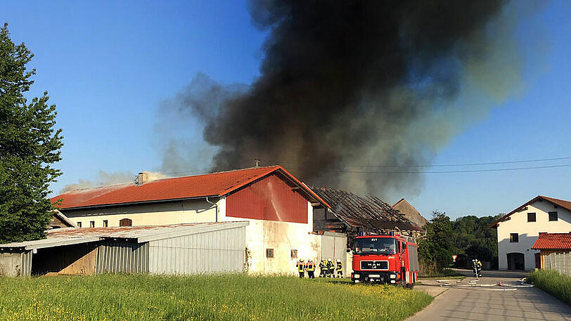 In Polling im Landkreis Weilheim-Schongau hat ein Feuer eine große Schneune zerstört. Die Bilder vom Brand.