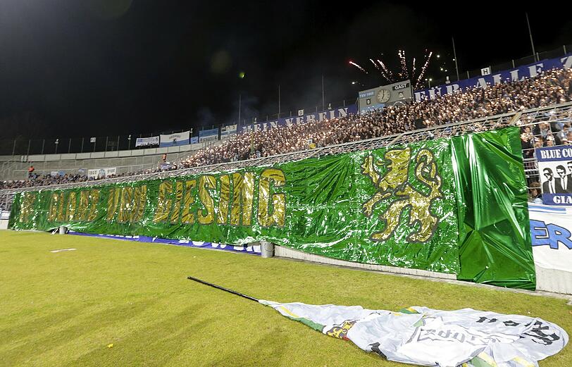 Bilder von der Choreo der Löwen-Anhänger.
