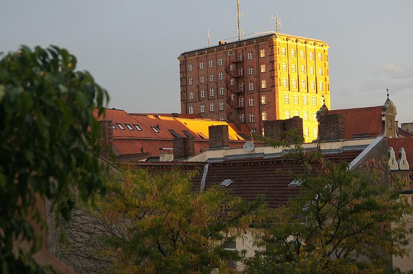 Altstadt: Abendsonne am alten technischen Rathaus, erbaut in den 1920ern nach Entwürfen von Hermann Leitensdorfer.