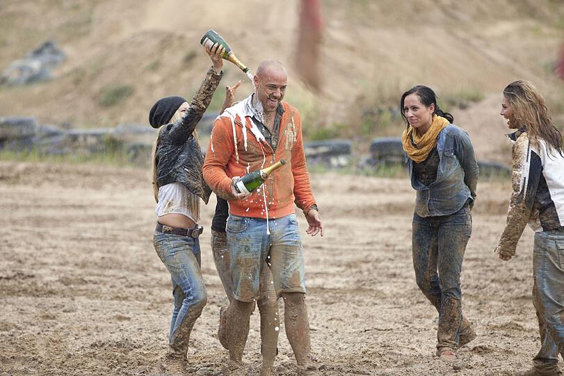 Angelina (l.) kippt Christian nach dem Quad-Rennen Sekt über den Kopf. (r.: Daniela, 2.v.r.: Maggie)
