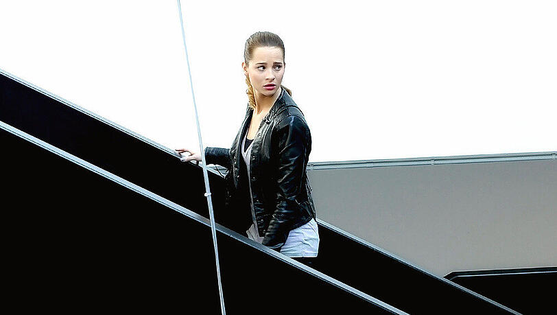 Kim (Nicole Mieth) wird panisch als sie zufällig von Ansgars Entführung erfährt Kim (Nicole Mieth) wird panisch als sie zufällig von Ansgars Entführung erfährt