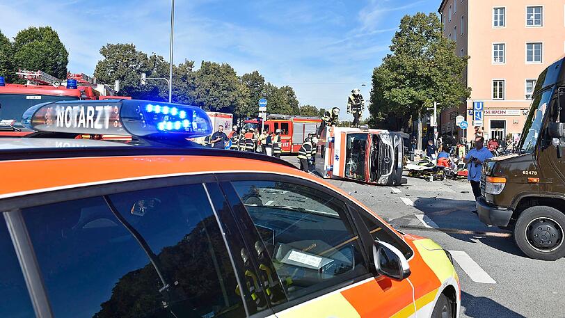 Der Rettungsassistent im Heck des wurde schwer verletzt, als der Wagen auf der Seite zum liegen kam.