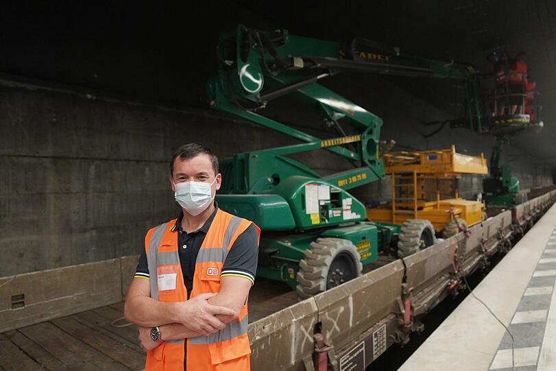 Projektleiter Thomas Saffer beim Presserundgang in der Station Isartor.