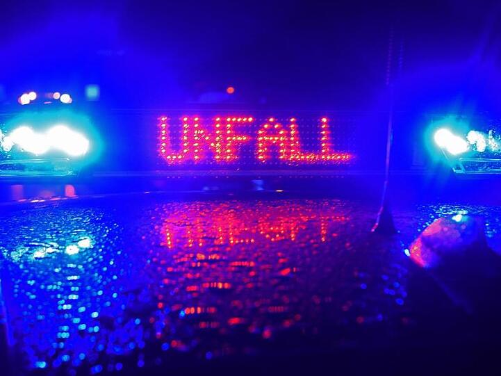 Der Schriftzug "Unfall" leuchtet an einem Streifenwagen. Foto: Stefan Puchner/dpa/Symbolbild