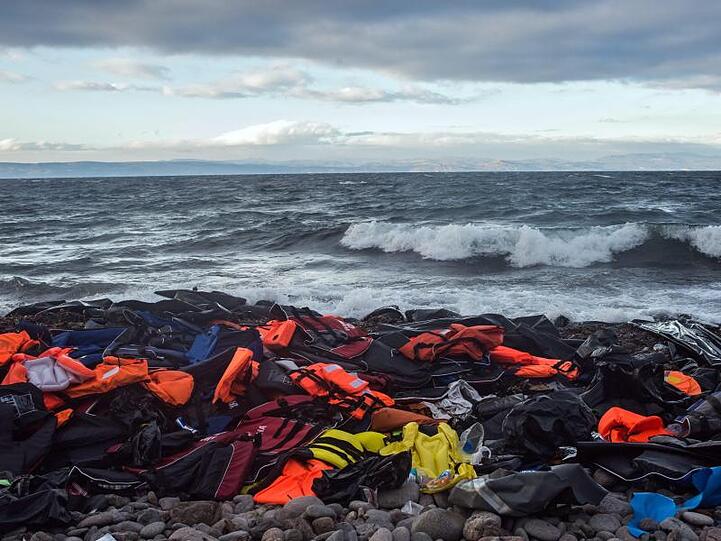 Angeschwemmte Rettungswesten und Reste von Schlauchbooten. Immer wieder kommt es im Mittelmeer zu Flüchtlingstragödien.