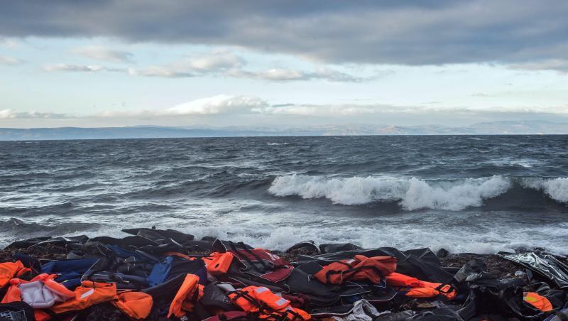 Angeschwemmte Rettungswesten und Reste von Schlauchbooten. Immer wieder kommt es im Mittelmeer zu Flüchtlingstragödien. Angeschwemmte Rettungswesten und Reste von Schlauchbooten. Immer wieder kommt es im Mittelmeer zu Flüchtlingstragödien.
