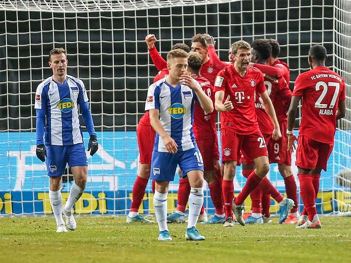 Während im Hintergrund die Münchener das 1:0 feiern, drehen die Berliner Darida und Ascacibar enttäuscht ab.