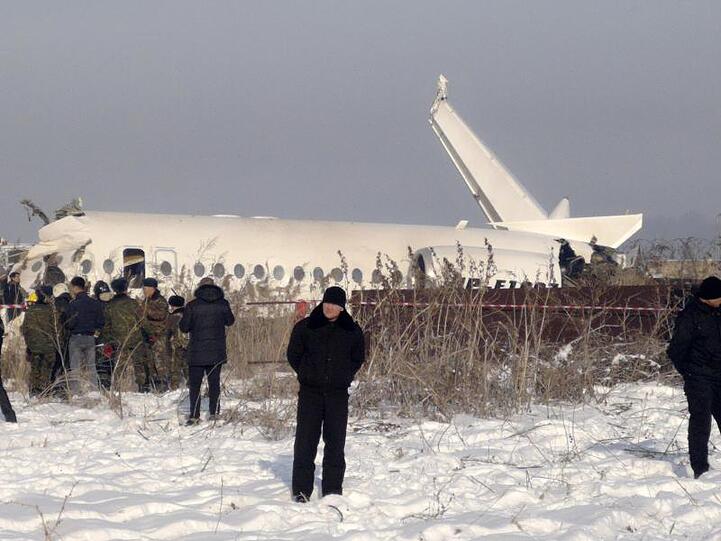 Das Flugzeug der kasachischen Fluggesellschaft Bek Air verlor nach ersten Erkenntnissen unmittelbar nach dem Start an Höhe.