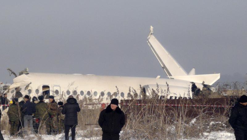 Das Flugzeug der kasachischen Fluggesellschaft Bek Air verlor nach ersten Erkenntnissen unmittelbar nach dem Start an Höhe. Das Flugzeug der kasachischen Fluggesellschaft Bek Air verlor nach ersten Erkenntnissen unmittelbar nach dem Start an Höhe.