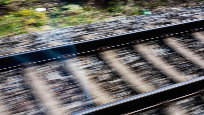 Der Jugendliche lief neben den Gleisen entlang – die S-Bahn hinter sich bemerkte er dabei nicht. (Symbolbild)