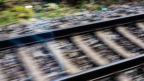 Der Jugendliche lief neben den Gleisen entlang – die S-Bahn hinter sich bemerkte er dabei nicht. (Symbolbild)