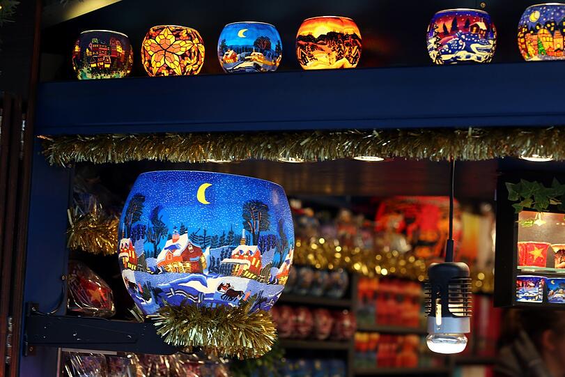 Leuchtende Weihnachtslichter am Christkindlmarkt am Marienplatz 2018 - wer hat sie nicht schon mal verschenkt?