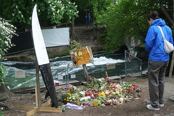 Die Anteilnahme ist groß: Viele Menschen haben an der Unglücksstelle an der Eisbachwelle Blumen und Kerzen abgelegt. Die Anteilnahme ist groß: Viele Menschen haben an der Unglücksstelle an der Eisbachwelle Blumen und Kerzen abgelegt.
