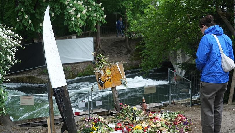 Die Anteilnahme ist groß: Viele Menschen haben an der Unglücksstelle an der Eisbachwelle Blumen und Kerzen abgelegt.