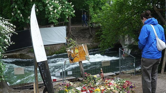Die Anteilnahme ist groß: Viele Menschen haben an der Unglücksstelle an der Eisbachwelle Blumen und Kerzen abgelegt.