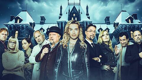 "Tödliches Spiel - Das Live-Krimi-Dinner" (v.l.): Max Giermann, Annette Frier, Verena Altenberger, Uwe Ochsenknecht, Axel Prahl, Bill Kaulitz, Jan Josef Liefers, Martina Hill, Serkan Kaya und Juergen Maurer.