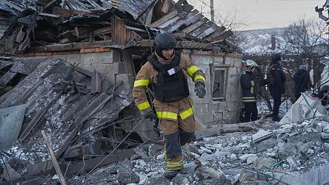 Russische Bomben trafen ein Viertel mit Einfamilienh&auml;usern in Charkiw.