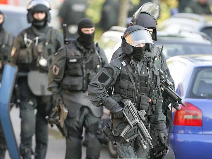Polizisten eines Sondereinsatzkommandos am Tatort.