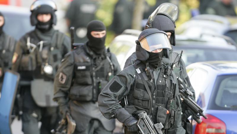 Polizisten eines Sondereinsatzkommandos am Tatort. Polizisten eines Sondereinsatzkommandos am Tatort.