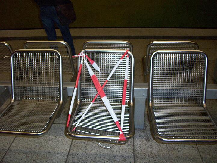 Kaputt getreten: Auch auf den Bahnsteigen in den U-Bahnhöfen toben sich aggressive MVG-Fahrgäste aus.