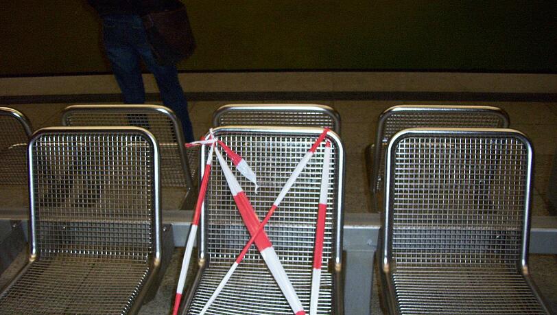 Kaputt getreten: Auch auf den Bahnsteigen in den U-Bahnhöfen toben sich aggressive MVG-Fahrgäste aus. Kaputt getreten: Auch auf den Bahnsteigen in den U-Bahnhöfen toben sich aggressive MVG-Fahrgäste aus.