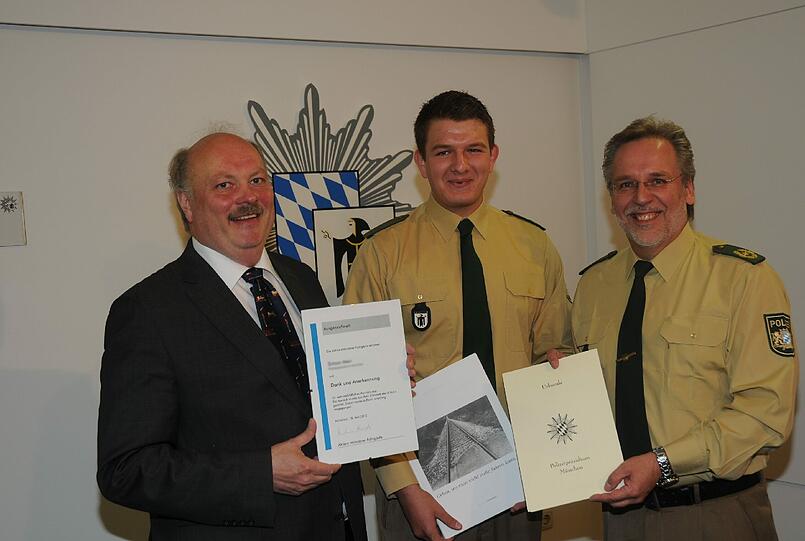 Auszeichnung für den Lebensretter: Polizeivizepräsident Robert Kopp (re) mit Retter Simon Mair und Andreas Nagel (Aktion Münchner Fahrgäste).