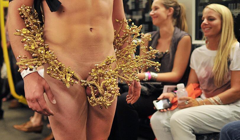 34 Models haben zur Fashion Week eine Berliner U-Bahn in einen fahrenden Laufsteg verwandelt.