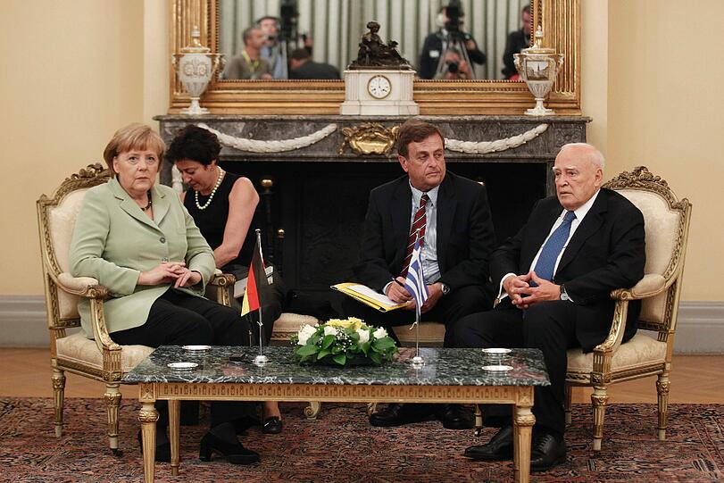 Etwa 50.000 Demonstranten vor dem Athener Parlament haben am Dienstag beim Besuch von Angela Merkel massiv protestiert - die Bilder.