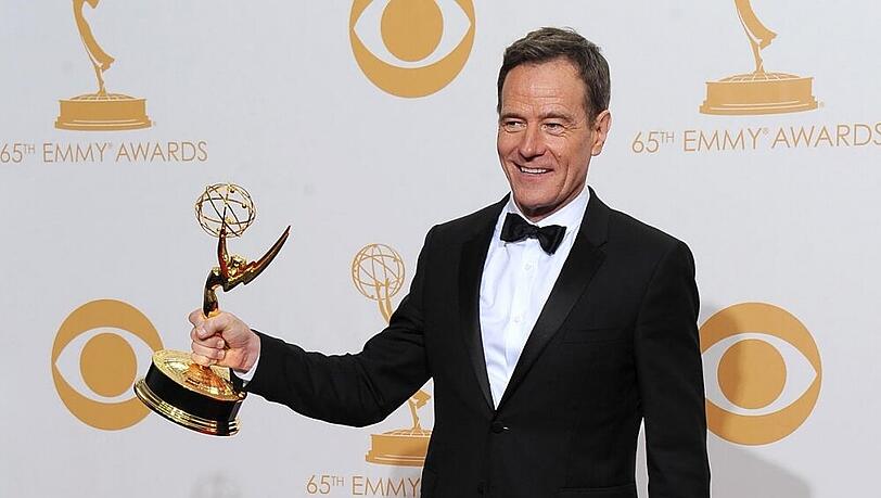 Bryan Cranston zeigt stolz den Emmy für "Breaking Bad" Bryan Cranston zeigt stolz den Emmy für "Breaking Bad"