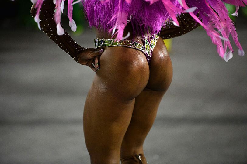 In Rio ging es in der Nacht zum Montag auf dem Straßenkarneval heiß her. Die brasilianischen Schönheiten zeigten zum Karneval-Höhepunkt viel nackte Haut und sexy Kurven.