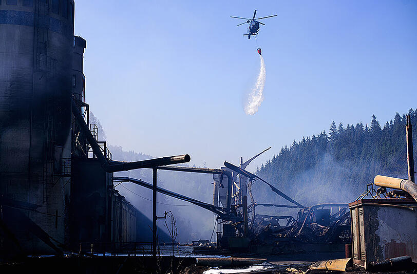Schier endloser Kampf gegen die Flammen - die Bilder vom Morgen danach: postapokalyptisch. Vom den Sägewerk in Oberfranken blieb nicht viel übrig.