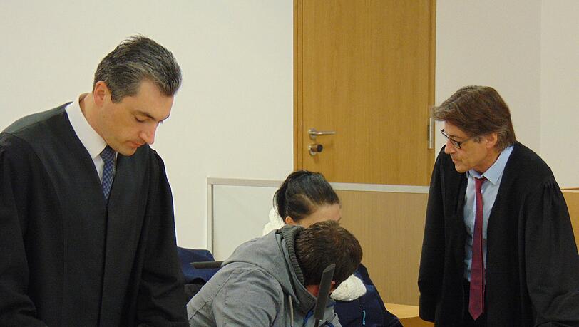 Die beiden angeklagten Pflegeeltern mit den Anwälten. Die beiden angeklagten Pflegeeltern mit den Anwälten.