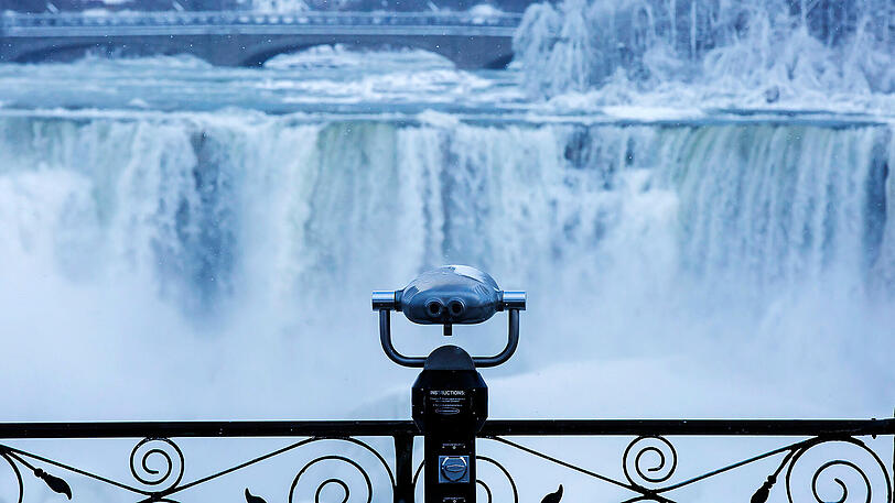 Die Niagarafälle an der Grenze zu Kanada. Das Naturschauspiel ist teilweise eingefroren.