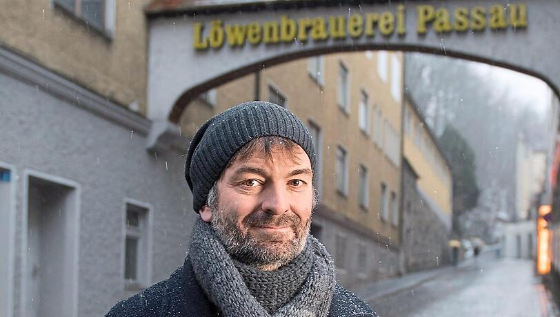 "Bellevue di Monaco"-Gründer Till Hofmann vor der gefährdeten Löwenbrauerei in seiner Heimatstadt Passau. "Bellevue di Monaco"-Gründer Till Hofmann vor der gefährdeten Löwenbrauerei in seiner Heimatstadt Passau.