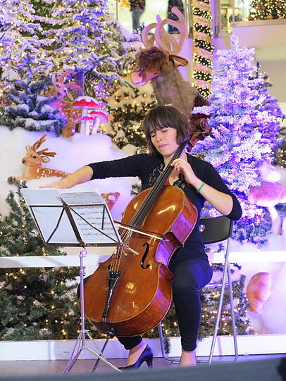 Djordje Matkovic: Dienstag nach der Arbeit wollte ich im Perlacher PEP einkaufen. Und da hörte und sah ich ernste Musik in nicht so ernster Umgebung. Eine Pianistin und eine Cellistin spielten klassische Musik in der Weihnachtsdekoration. Sofort habe ich meine Kamera gezogen und begonnen zu fotografieren. Die Musik war herrlich - die Lichtverhältnisse kriminell! Während ich fotografiert habe, haben die zwei hübsche junge Damen Air aus der Orchestersuite Nr.3 von J.S. Bach gespielt.
"War das: Air für den Bär?!" - habe ich zum Schluss gefragt. Die Damen haben herzhaft gelacht!
Ich bin hochzufrieden heimgegangen und habe irgendwann später festgestellt, dass ich nichts zu Essen gekauft habe. Ach, was soll es - man lebt nicht nur vom Brot allein!