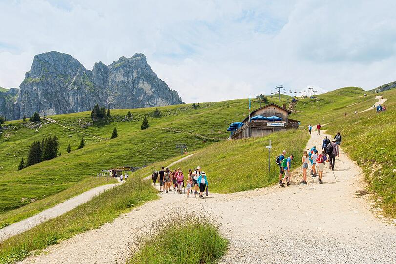 Die Wege um die Bergbahn sind breit und gut begehbar.