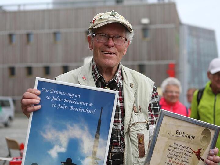 Benno Schmidt alias "Brocken Benno" an seinem 88. Geburtstag auf dem 1141 Meter hohen Brocken.