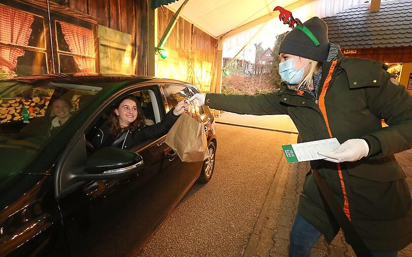 Coronakonform mit Maske und Abstand kommt die Ware ins Auto der Besucher.