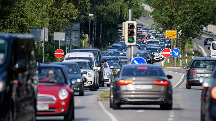 Dichter Verkehr schiebt sich in die Stadt Starnberg.