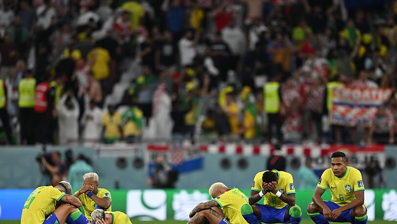 Die Brasilianer sitzen nach der Niederlage enttäuscht auf dem Rasen.
