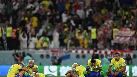 Die Brasilianer sitzen nach der Niederlage enttäuscht auf dem Rasen. Die Brasilianer sitzen nach der Niederlage enttäuscht auf dem Rasen.