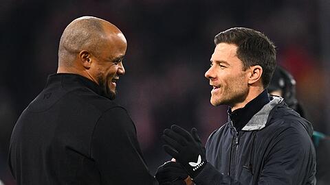 Wer muss wem gratulieren? Bayern-Coach Vincent Kompany (l) und Leverkusens Trainer Xabi Alonso.