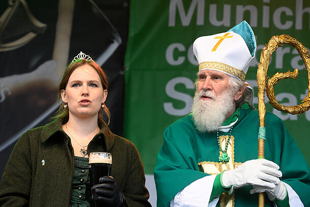Parade Princess Faye Marie O&rsquo;Meara und Wolfgang Schramm in der Rolle des St. Patrick.