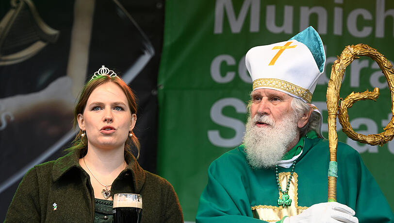 Parade Princess Faye Marie O&rsquo;Meara und Wolfgang Schramm in der Rolle des St. Patrick.