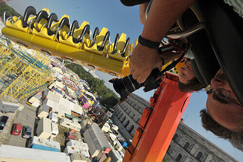 Kopfüber in 30 Metern Höhe wild über dem Volksfestplatz schaukeln. Das &bdquo;High Energy&ldquo; ist was für Menschen mit starken Nerven &ndash; und Mägen!