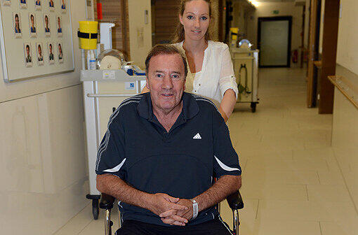 Frank Fleschenberg mit Tochter Julia im Klinikum Grosshadern. Er ist von seinem BMW X3 überrollt worden.
