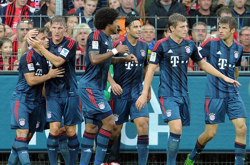 Liveticker SC Freiburg gegen den FC Bayern. Die Bayern gehen in der 33. Minute durch einen Treffer von Xherdan Shaqiri (l.) in Führung.