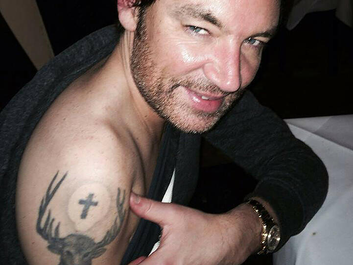 Larissas Freund Whitney Sudler-Smith zeigt sein Tattoo