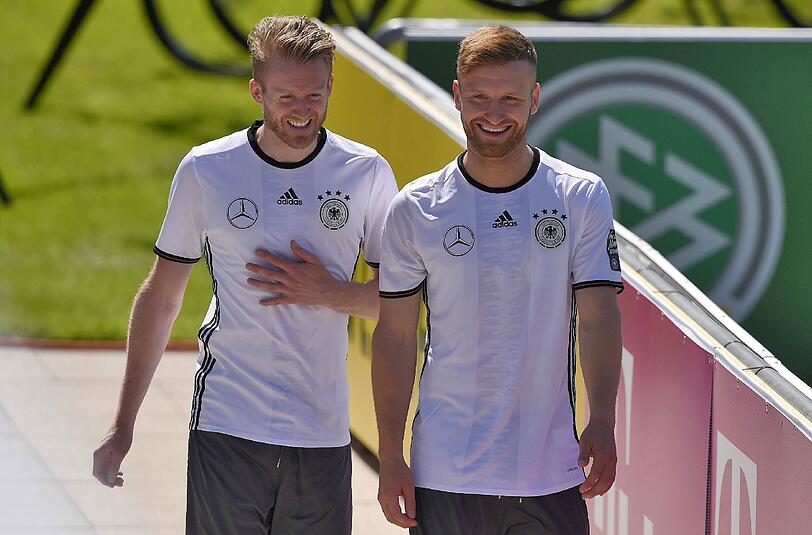André Schürrle und Shkodran Mustafi beim Training der Nationalmannschaft.