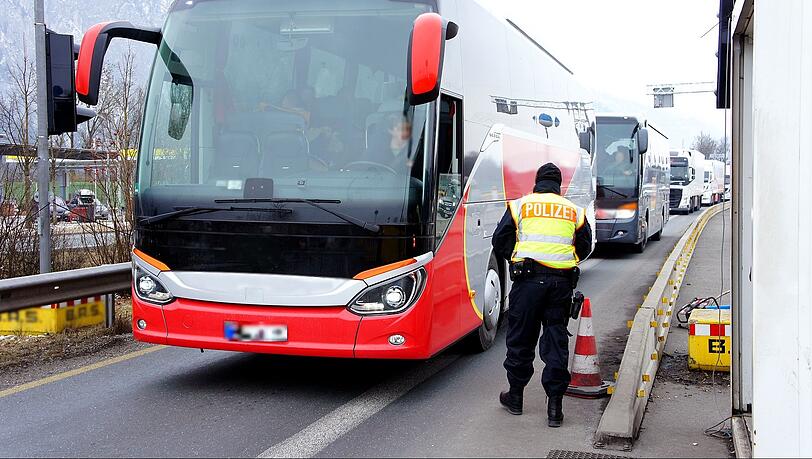 Am verlängerten Wochenende versuchten zahlreiche Migranten illegal nach Deutschland einzureisen. (Symbolbild) Am verlängerten Wochenende versuchten zahlreiche Migranten illegal nach Deutschland einzureisen. (Symbolbild)